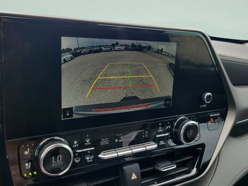 Used 2023 Toyota Highlander Limited FWD image 18