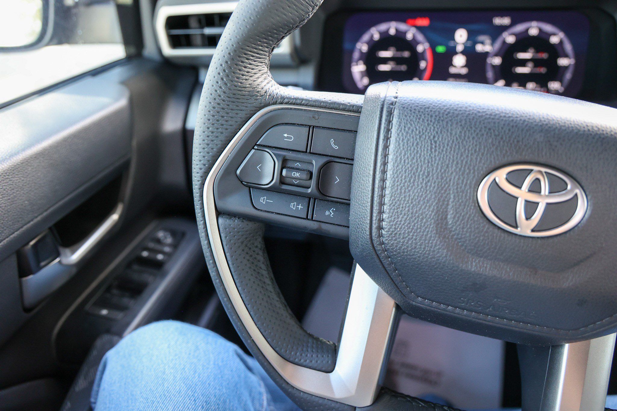 Certified 2025 Toyota Tacoma TRD Off-Road AWD/4WD image 21