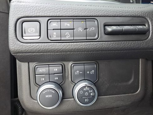 Used 2021 GMC Yukon Denali w/ Denali Premium Package image 33