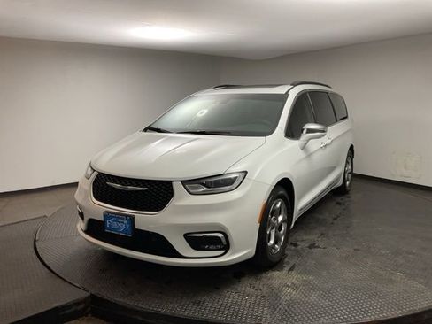 Used 2022 Chrysler Pacifica Limited image 3