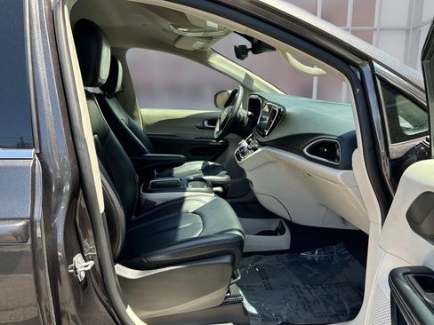 Used 2023 Chrysler Pacifica Touring-L FWD image 10