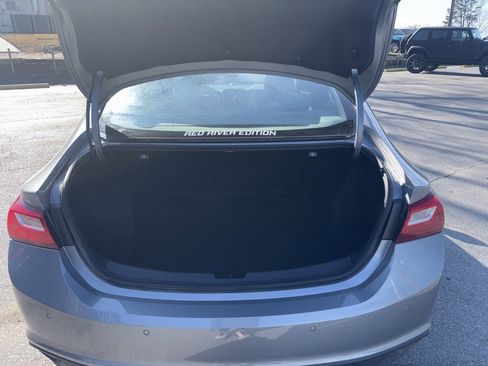 Used 2025 Chevrolet Malibu LT image 4