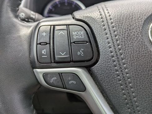 Used 2019 Toyota Highlander XLE FWD image 17