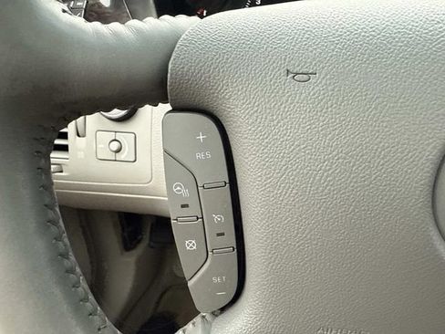 Used 2010 Cadillac DTS Luxury image 34