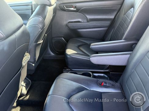 Used 2024 Toyota Highlander XLE image 18