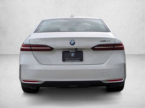 Used 2026 BMW i5 eDrive40 w/ Premium Package RWD image 7
