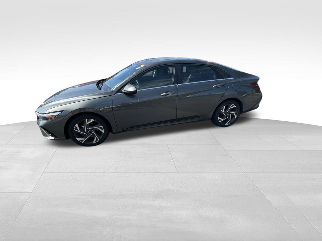 Used 2025 Hyundai Elantra SEL FWD image 3