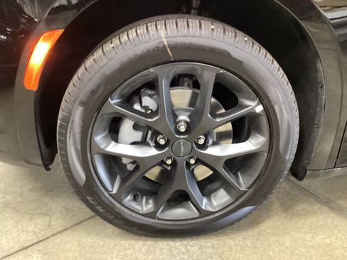 New 2027 Chrysler Pacifica Limited AWD/4WD image 10