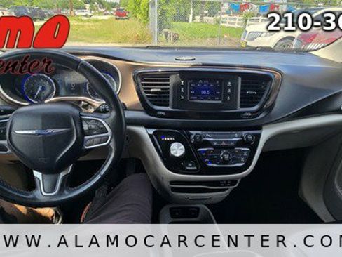 Used 2017 Chrysler Pacifica Touring-L FWD image 37