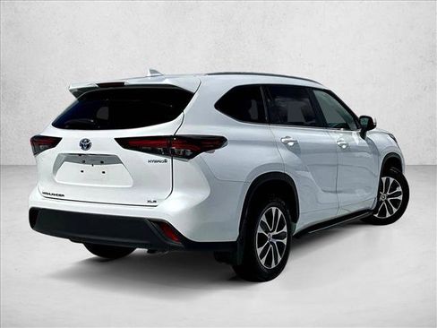 Used 2024 Toyota Highlander XLE FWD image 2