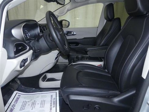 Used 2024 Chrysler Pacifica Touring-L FWD image 22