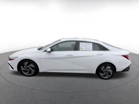 Used 2025 Hyundai Elantra SEL image 8