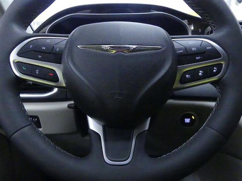 Used 2023 Chrysler Pacifica Limited image 21