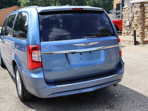 Used 2011 Chrysler Town & Country Touring-L w/ Driver Convenience Group FWD image 7