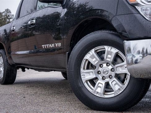 Used 2018 Nissan Titan SV image 2