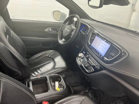 Used 2022 Chrysler Pacifica Touring-L w/ Uconnect Theater Family Group AWD/4WD image 25