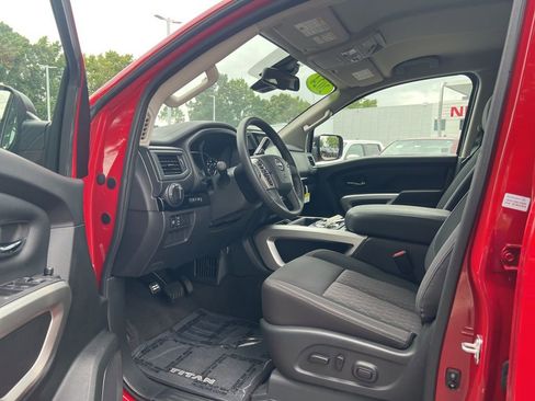 Used 2024 Nissan Titan SV w/ SV Convenience Package image 2