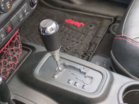 Used 2018 Jeep Wrangler Unlimited Rubicon w/ Connectivity Group image 30