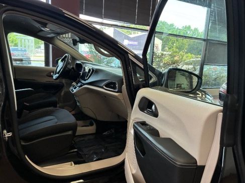 Used 2022 Chrysler Voyager LX FWD image 30