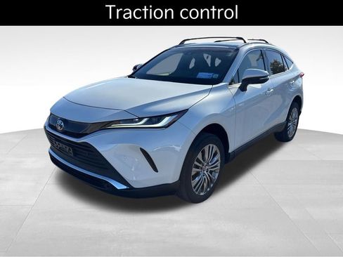 Used 2022 Toyota Venza XLE image 4