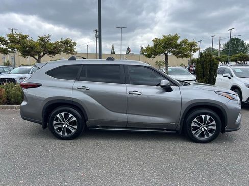 Certified 2025 Toyota Highlander XLE AWD/4WD image 6