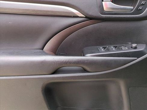 Used 2019 Toyota Highlander Limited FWD image 11
