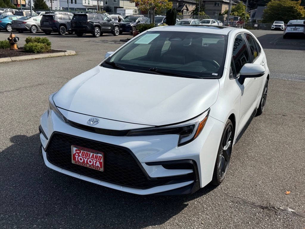 Certified 2025 Toyota Corolla SE w/ SE Premium Package FWD image 4