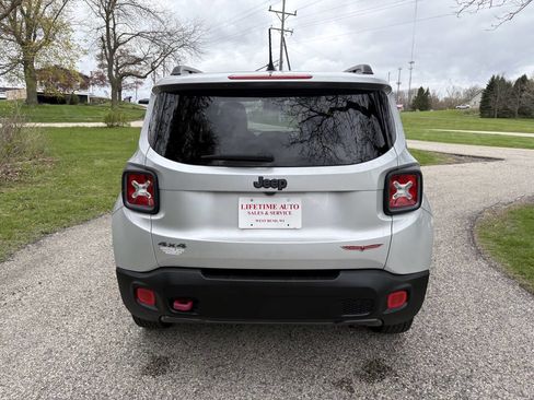 Used 2017 Jeep Renegade Trailhawk AWD/4WD image 4