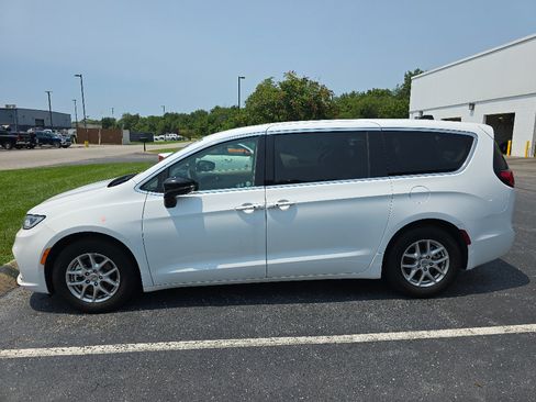 Used 2024 Chrysler Pacifica Touring-L FWD image 6