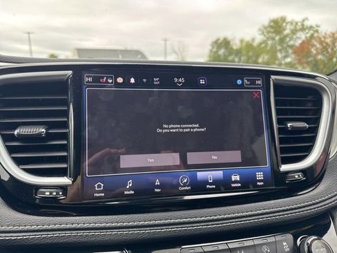 Used 2022 Chrysler Pacifica Limited w/ Uconnect Theater Family Group image 25