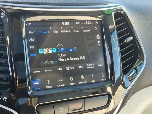 Used 2019 Jeep Cherokee Limited image 18