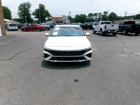 Used 2025 Hyundai Elantra SEL FWD image 3