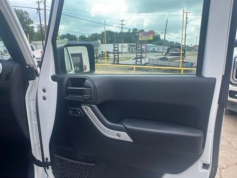 Used 2018 Jeep Wrangler Unlimited Sahara AWD/4WD image 18