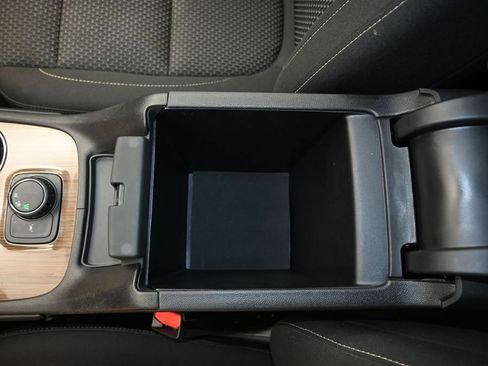 Used 2023 GMC Acadia SLE FWD image 19
