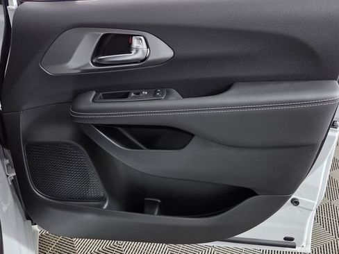 New 2025 Chrysler Pacifica Select w/ Fav Edition Package image 37