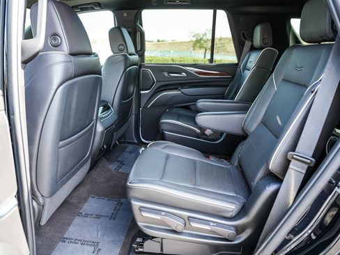 Used 2023 Cadillac Escalade Premium Luxury AWD/4WD image 18