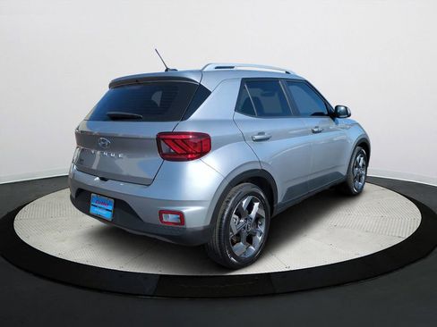Used 2025 Hyundai Venue SEL image 4