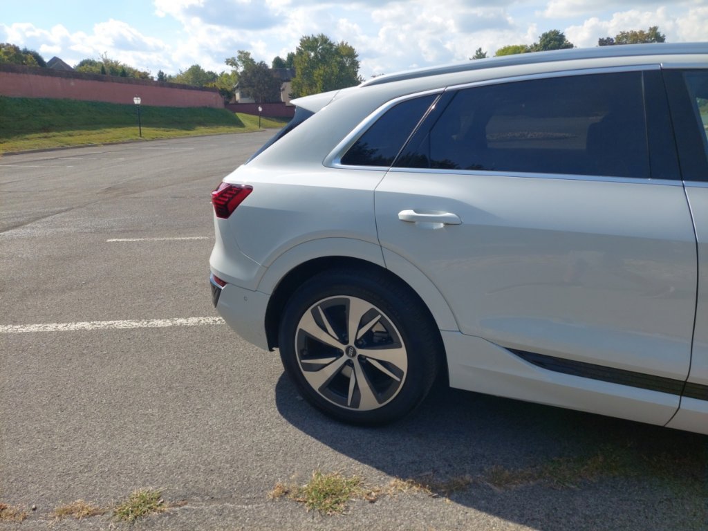 Used 2024 Audi Q8 e-tron Premium Plus w/ Premium Plus Package AWD/4WD image 9