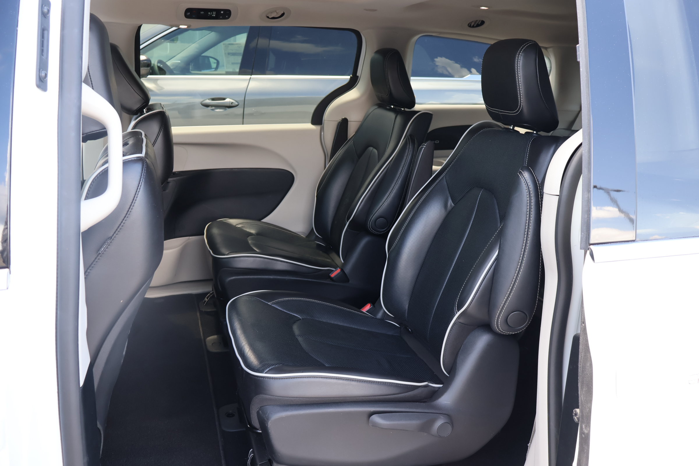 Used 2023 Chrysler Pacifica Limited FWD image 19