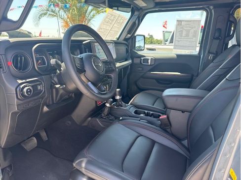 Used 2025 Jeep Gladiator Rubicon AWD/4WD image 9