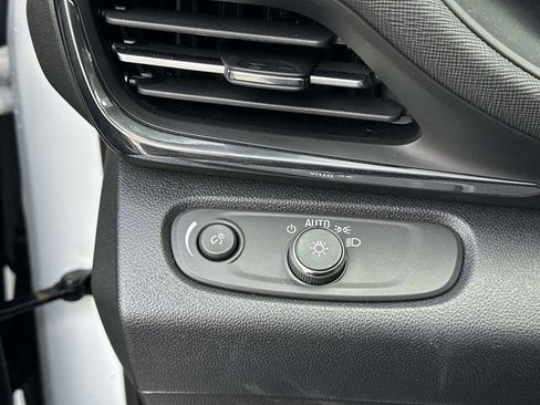 Used 2025 Buick Envista Preferred image 25