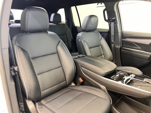 Used 2025 Buick Enclave Preferred image 18