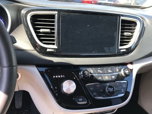 Used 2024 Chrysler Pacifica Touring-L image 6