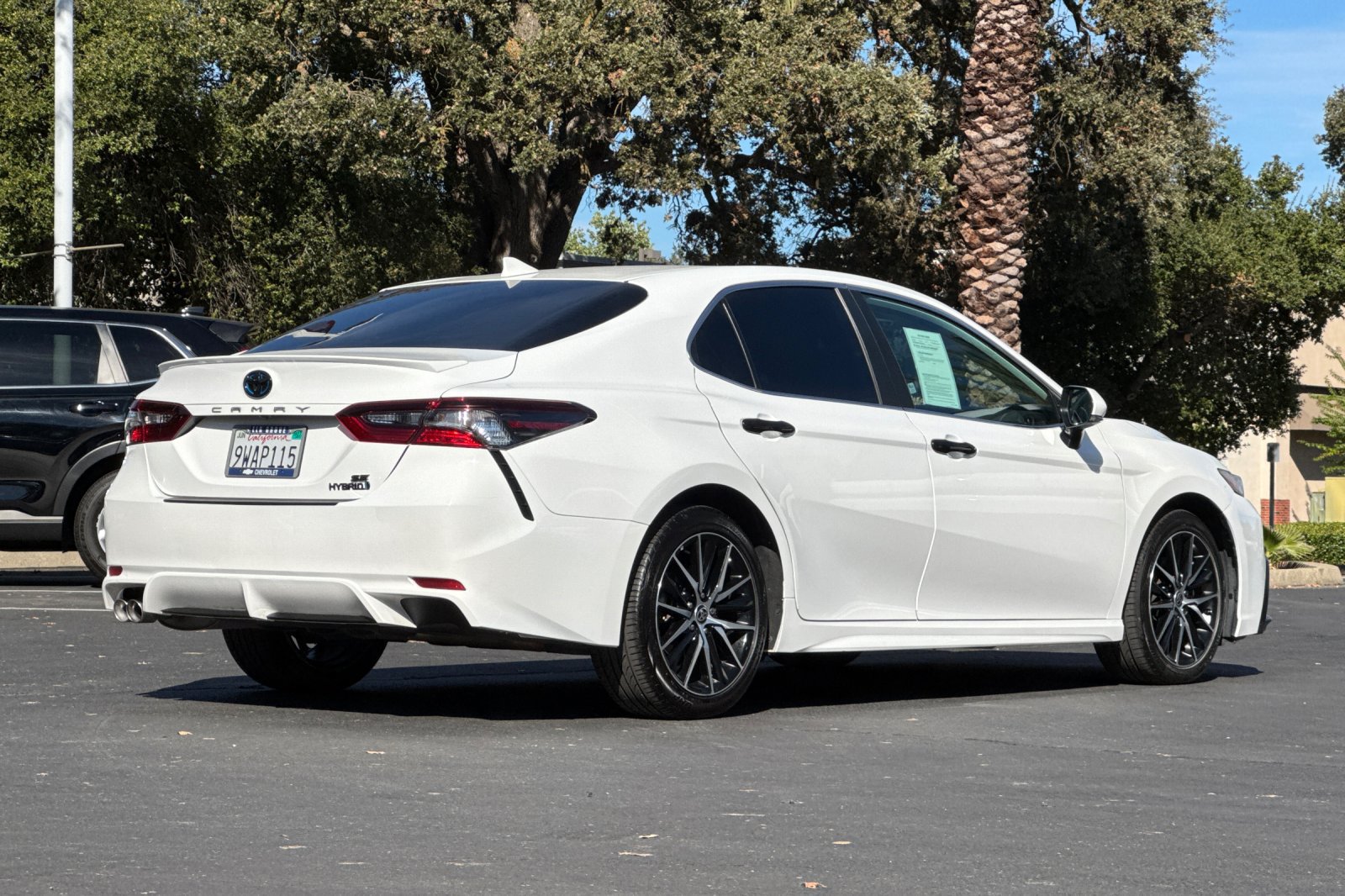 Used 2023 Toyota Camry SE w/ Audio Upgrade Package FWD image 3