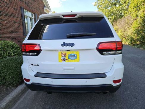 Used 2020 Jeep Grand Cherokee Laredo image 4