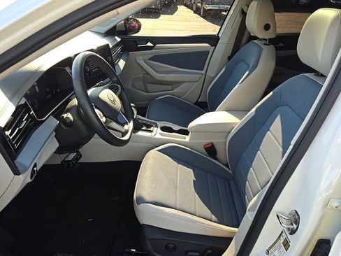 Used 2025 Volkswagen Jetta SE w/ Sunroof Package FWD image 5