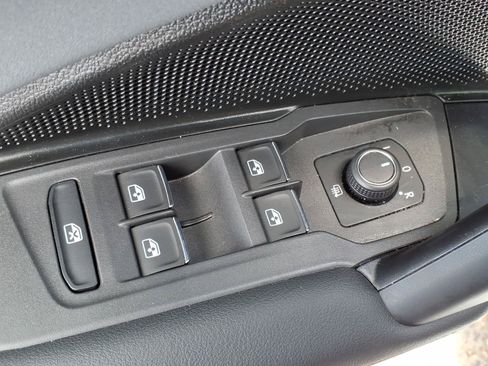 Certified 2025 Volkswagen Tiguan SE FWD image 18