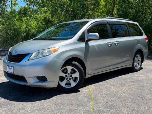 Used 2012 Toyota Sienna LE FWD image 1