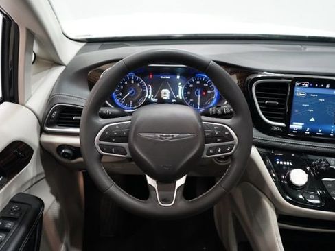 Used 2024 Chrysler Pacifica Limited image 13