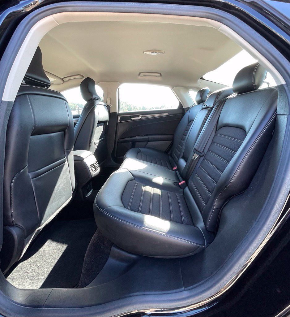Used 2017 Ford Fusion SE w/ Equipment Group 201A FWD image 18